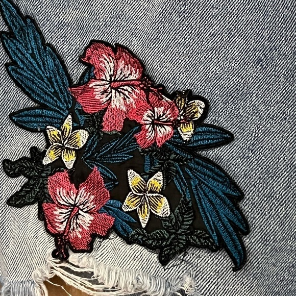 Zara Basic Floral Appliqué Cut Off Denim Shorts 6 - Picture 3 of 4
